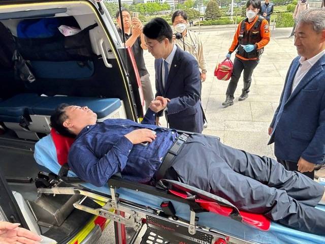 병원으로 이송되고 있는 안호영 국회의원. /안호영 의원 페이스북