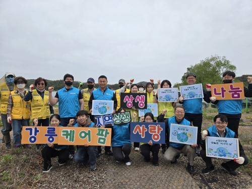 캠코 강원지역본부(본부장:갈경래)와 한국농어촌공사 강릉지사(지사장:이형섭), 애지람(대표:이경훈)은 22일 강릉시 구정면 케어팜에서 발달장애인을 위한 허브심기 및 농장 가꾸기 행사를 실시했다.
