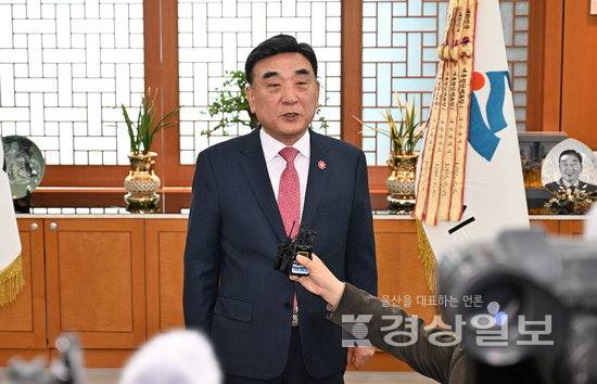 ▲ 국민의힘 소속 김두겸 울산시장이 오는 29일 태화강국가정원에서 공식 선거전에 돌입한다. 현직 시장의 조기 등판으로 울산지역 6·3 지방선거 판세가 본격적으로 달아오를 전망이다. 경상일보 자료사진