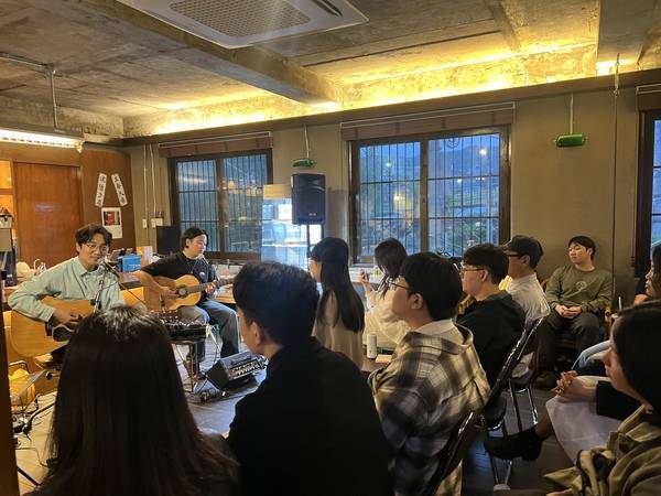 18일 통영 삼문당커피로스터에서 공연하는 권나무. /삼문당