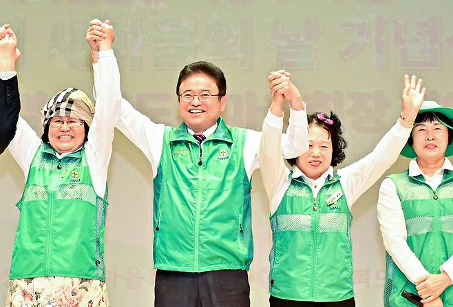 이철우 국민의힘 경북도지사 예비후보가 22일 새마을의 날을 맞아 ‘제3세대 새마을운동’ 공약을 발표했다. 사진은 이 후보가 지난해 새마을의날 기념식에 참석한 모습./이철우 예비후보 선거사무소 제공