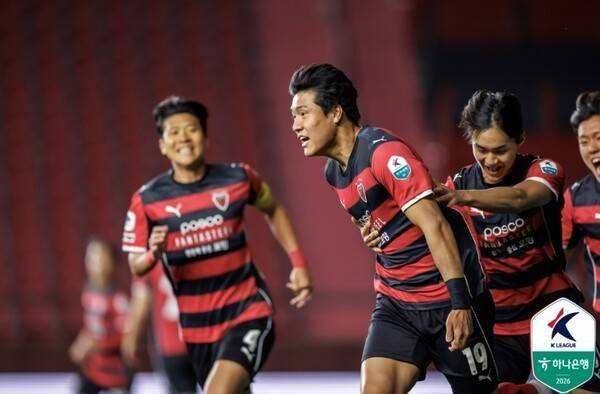 22일 오후 7시 30분 포항스틸야드에서 벌어진 포항스틸러스와 광주FC의 하나은행 K리그1 2026 9라운드 홈 경기에서 전반 4분 결승골을 터뜨린 이호재가 동료들과 기뻐하고 있다. 한국프로축구연맹 제공