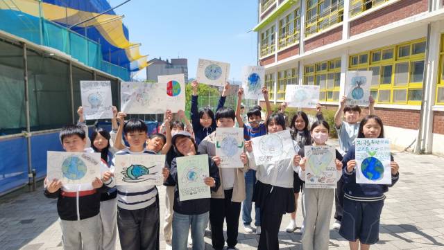 김해동광초교 환경동아리 ‘e-로운 에너지발전소’ 학생들이 지난 14일 지구의날 소등행사에 참여하자는 캠페인을 벌이고 있다. 경남교육청 제공