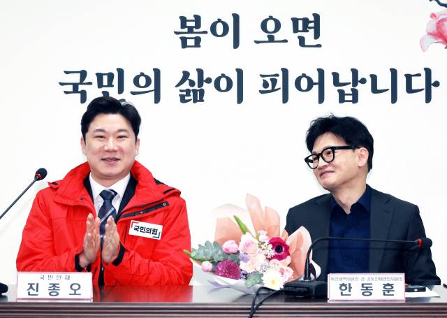 국민의힘 진종오 의원(왼쪽)과 한동훈 전 국민의힘 대표. 연합뉴스