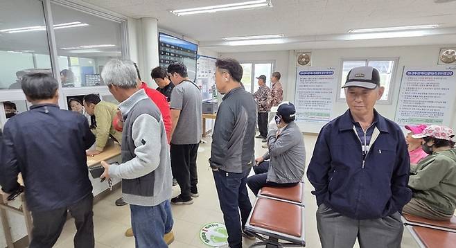 ▲ 22일 농민들이 스마트 경매장 관람실에서 경매 진행 상황을 지켜보며 경매가를 제출하고 있다. 권오석 기자