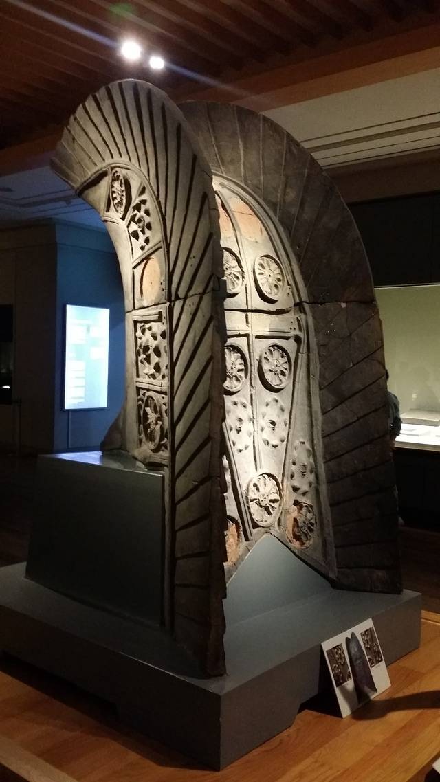 국립경주박물관 신라미술관에 전시되고 있는 황룡사 치미. 강시일 기자