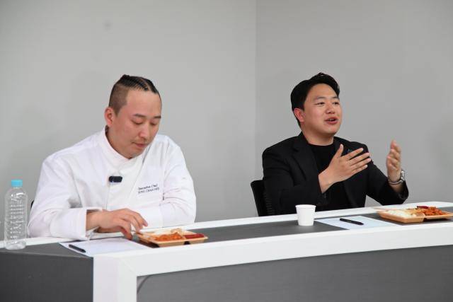 지난 15일 편의점 도시락 블라인드 테스트에 참석한 김세종 상인정신 대표(우)가 도시락 시식 후 소감을 말하고 있다. [사진=박승호 기자]