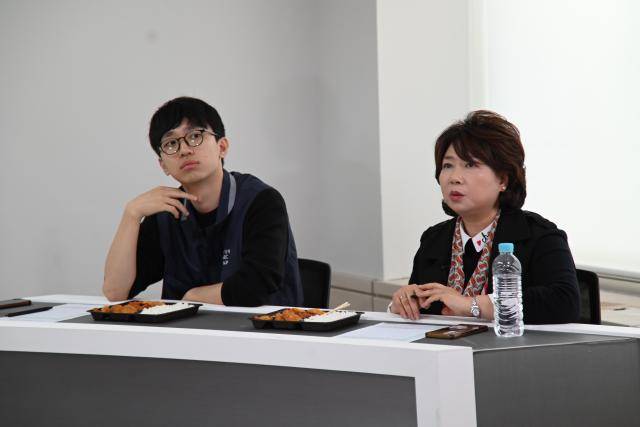 지난 15일 편의점 도시락 블라인드 테스트에 참석한 원윤민씨(좌)와 김수진씨(우)가 도시락 시식 후 소감을 말하고 있다. [사진=박승호 기자]