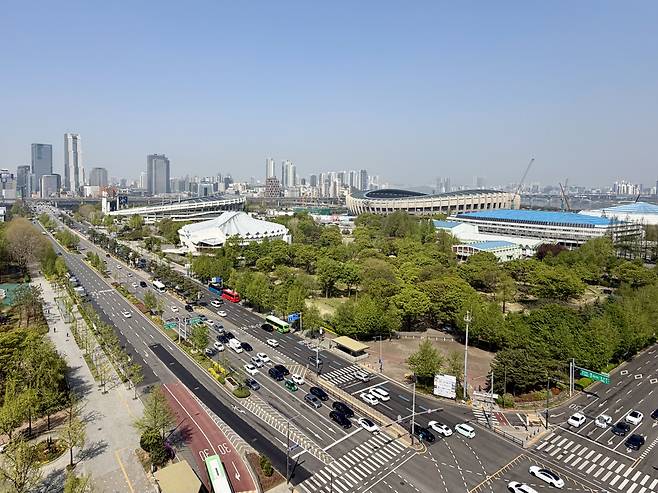 잠실종합운동장 일대 전경. 좌측 뒤쪽으로 코엑스 등이 보인다.(정유정 기자 @oiljung)