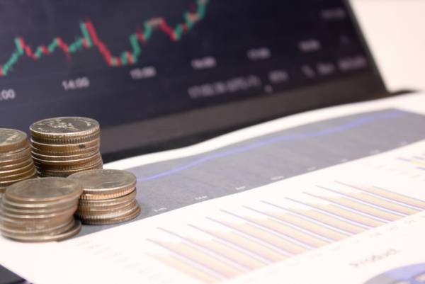 모니터에 거래 차트가 보인다.(출처=게티이미지뱅크)