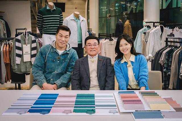 세정그룹 박순호 회장이 EBS 프로그램 ‘서장훈의 이웃집 백만장자’에 출연해 MC 서장훈, 장예원과 함께 기념 촬영을 하고 있다.(사진=세정그룹 제공)