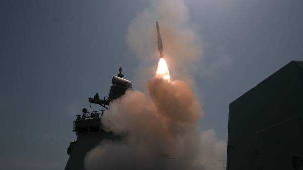 LIG D&A가 말레이시아 국방부와 함정방어 유도무기 ‘해궁’ 수출 계약을 체결했다. 사진은 해궁이 발사되는 모습./사진=LIG D&A 제공