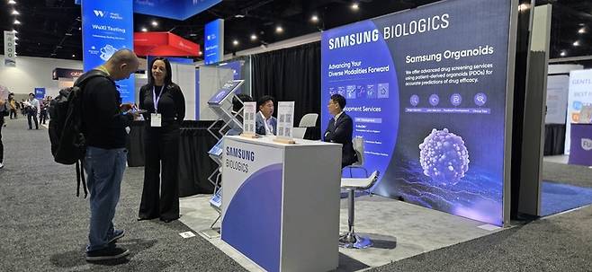 ▲미국암연구학회(AACR 2026) 현장에 마련된 삼성바이오로직스 홍보 부스 전경. 사진=삼성바이오로직스