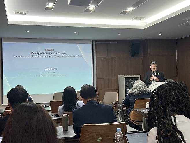 여수 기후주간의 핵심 키워드는 '에너지 전환'이지만, 실제로 이를 뒷받침하는 재원이나 인프라가 부족하다는 지적이 나온다. 21일 열린 '모두를 위한 에너지 전환: 재생에너지 인프라와 투자 정책 컨퍼런스' (사진 이지연 기자)/뉴스펭귄