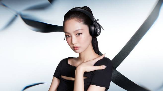 비츠 솔로 4 - 제니 스페셜 에디션 인 오닉스 블랙(Beats Solo 4 - JENNIE Special Edition in Onyx Black). (사진=비츠)