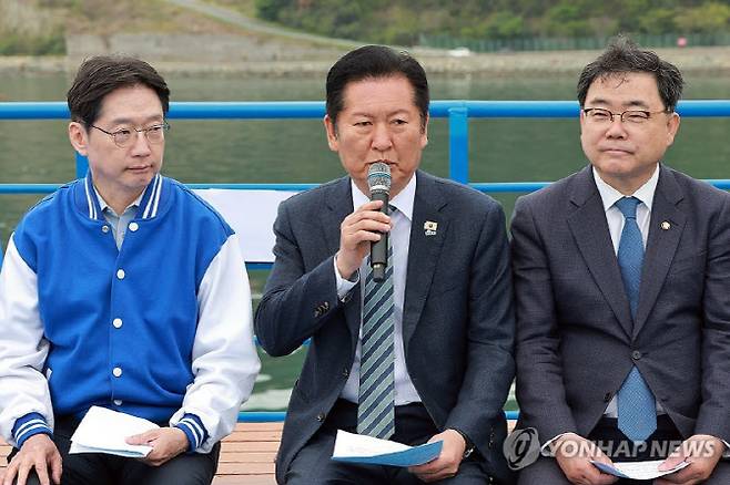 더불어민주당 정청래 대표가 22일 경남 통영시 욕지도에서 탑승한 여객선에서 열린 선상 최고위원회의에 참석해 발언하고 있다.(사진=연합뉴스)