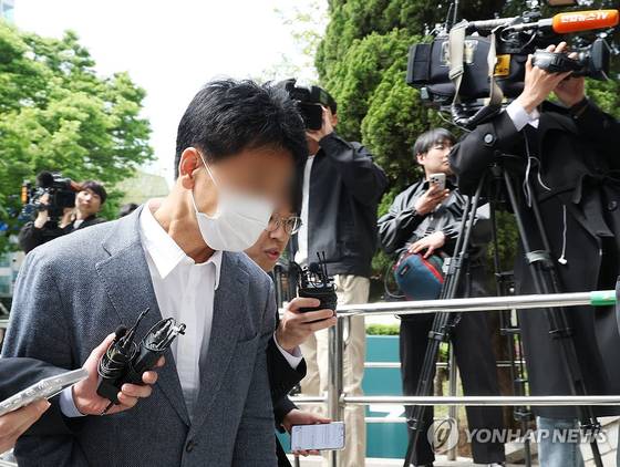 금품을 받고 재력가의 아내인 유명 인플루언서의 사기 사건을 덮은 혐의를 받는 송모 경감이 22일 서울 양천구 남부지법에서 열린 구속 전 피의자 심문(영장실질심사)에 출석하고 있다. 〈사진=연합뉴스〉