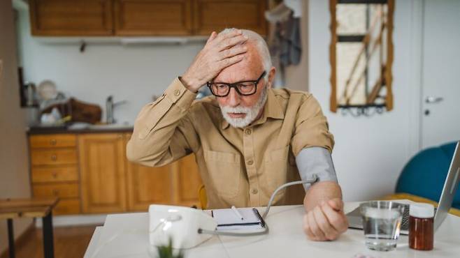 집에서 혈압을 재고 있는 고령 남성. 약을 먹더라도 수치가 충분히 낮아지지 않는 경우가 적지 않다. 측정 결과를 바탕으로 약 용량이나 생활습관을 제때 조정하는지가 결과를 가른다. 사진=게티이미지뱅크
