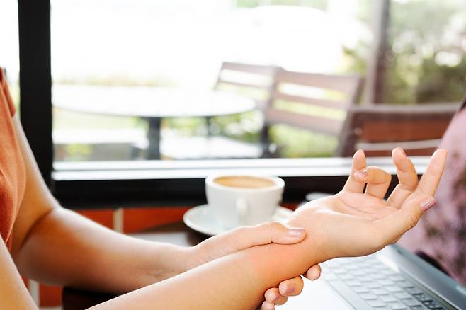 젊은 여성이 팔 통증을 호소하고 있다. 갈비뼈가 다른 사람(12쌍 24개)보다 한 개 더 많은 19세 여성이 갑자기 오른쪽 팔과 손에 심한 통증과 마비 등 증상을 일으킨 사례가 보고됐다. 여분의 갈비뼈(경추늑골)는 빗장뼈(쇄골) 밑 동맥을 압박해 팔에 피가 통하지 않는 급성 허혈 증상을 일으킬 수 있다. 사진=게티이미지뱅크