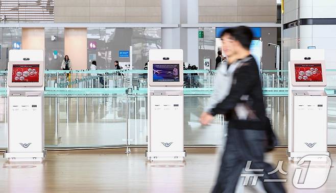 5일 인천국제공항 항공사 카운터가 평소보다 한가한 모습을 보이고 있다. 2026.4.5 ⓒ 뉴스1 조연우 인턴기자
