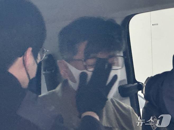 노상원 전 정보사령관(64)이 22일 경기 과천시 2차 종합특검팀 사무실에 출석하기 위헤 호송차에서 내리고 있다. 2026.4.22./ⓒ뉴스1 송송이 기자