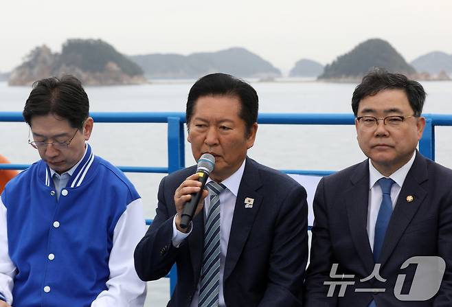 정청래 더불어민주당 대표가 22일 경남 통영 욕지도에서 통영시로 향하는 선박 위에서 열린 '욕지도 선상 최고위원회의'에서 발언을 하고 있다. 배 위에서 이뤄지는 현장 최고위는 이번이 처음이다. 2026.4.22 ⓒ 뉴스1 윤일지 기자