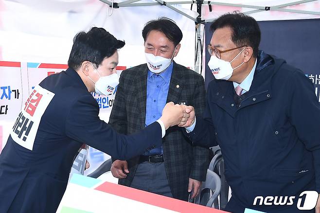 원희룡 국민의힘 대선 경선 후보가 4일 오전 서울 여의도 국회에 설치된 ‘국민의힘 대장동게이트 특검추진 천막투쟁본부’를 방문해 정진석 국회부의장과 주먹 인사를 하고 있다. 가운데 김석기 의원. 2021.11.4 ⓒ 뉴스1 오대일 기자