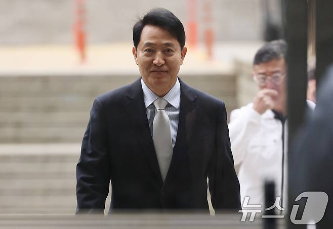오세훈 서울시장이 22일 오전 서울 서초구 서울중앙지방법원에서 열린 '명태균 여론조사 의혹' 사건 1심 속행 공판에 출석하고 있다. 2026.4.22 ⓒ 뉴스1 오대일 기자