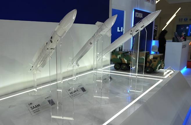 'DSA 2026' LIG 부스의 천궁과 해궁.(한국방위산업진흥회 제공)