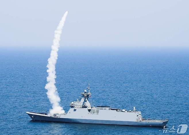 동해 해상에서 진행된 합동 전투탄 실사격 훈련에서 춘천함(FFG-II)이 적 항공기 및 유도탄을 모사한 대공무인표적기에 해궁 대함유도탄방어유도탄을 발사하고 있다. (해군 제공) 2024.5.13 ⓒ 뉴스1