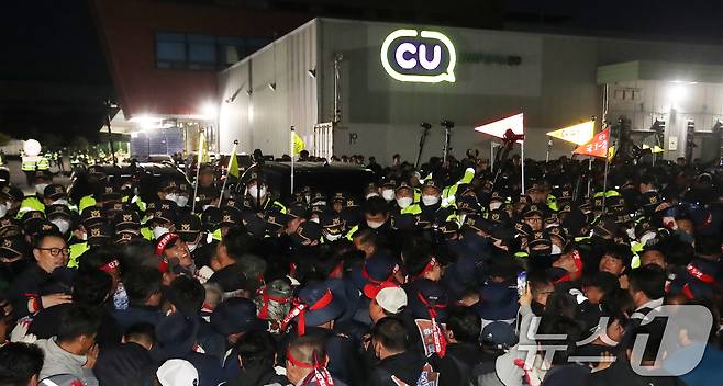 지난 20일 경남 진주시 정촌면 CU 진주물류센터 앞에서 진입을 시도하는 화물연대 노조원들을 경찰이 막아서고 있다. 이날 현장에서는 화물차와 집회 참가자 3명이 충돌해 1명이 숨지고 2명이 다치는 사고가 발생했다. 2026.4.20 ⓒ 뉴스1 윤일지 기자