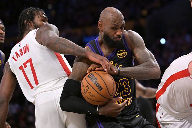 르브론 제임스가 22일(한국 시간) 미국 캘리포니아주 LA 크립토닷컴 아레나에서 열린 2026 미국프로농구(NBA) 서부컨퍼런스 PO 1라운드 휴스턴과 2차전에서 탈 이슨과 몸싸움을 하고 있다. 사진 | LA=Imagn Images 연합뉴스