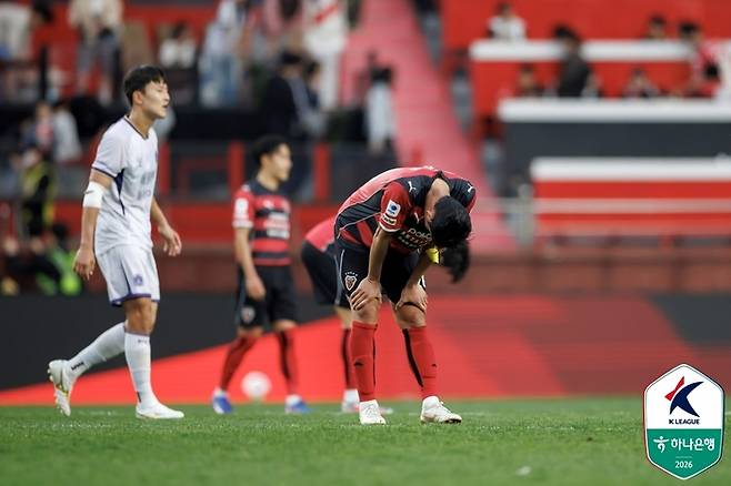 포항 선수들이 안양전에서 패한 뒤 아쉬워하고 있다. 사진 | 한국프로축구연맹