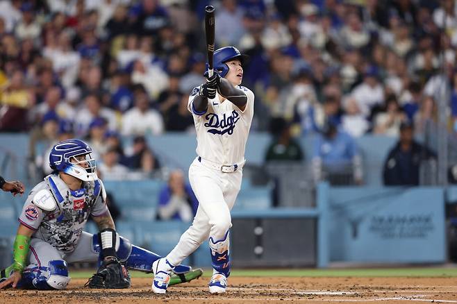 LOS ANGELES, CALIFORNIA - APRIL 15: Hyeseong Kim #6 of the Los Angeles Dodgers hits a two-run home run during the second inning against the New York Mets at Dodger Stadium on April 15, 2026 in Los Angeles, California. All players are wearing the number 42 in honor of Jackie Robinson Day.   Luke Hales/Getty Images/AFP (Photo by Luke Hales / GETTY IMAGES NORTH AMERICA / Getty Images via AFP)







<저작권자(c) 연합뉴스, 무단 전재-재배포, AI 학습 및 활용 금지>