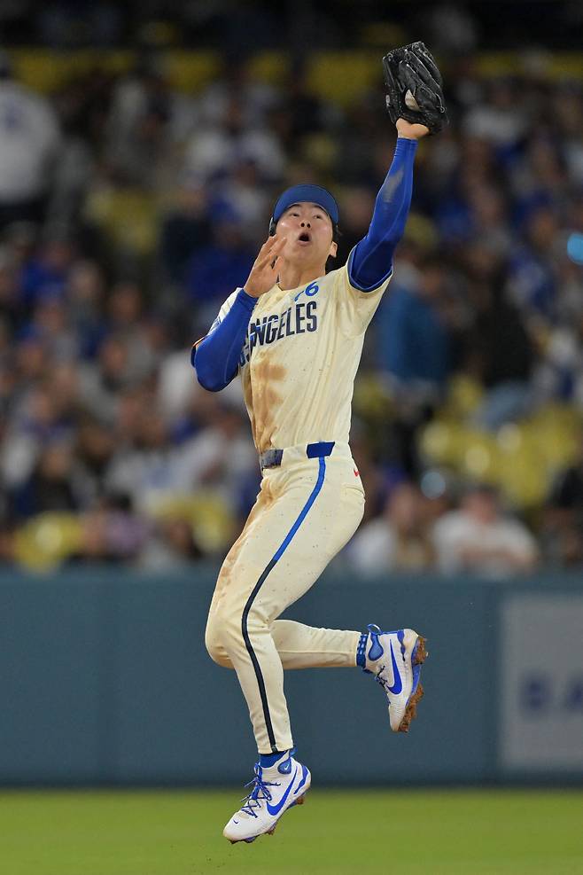 Apr 11, 2026; Los Angeles, California, USA; Los Angeles Dodgers second baseman Hyeseong Kim (6) makes a leaping catch off a ball hit by Texas Rangers third baseman Josh Jung (6) in the eighth inning at Dodger Stadium. Mandatory Credit: Jayne Kamin-Oncea-Imagn Images







<저작권자(c) 연합뉴스, 무단 전재-재배포, AI 학습 및 활용 금지>