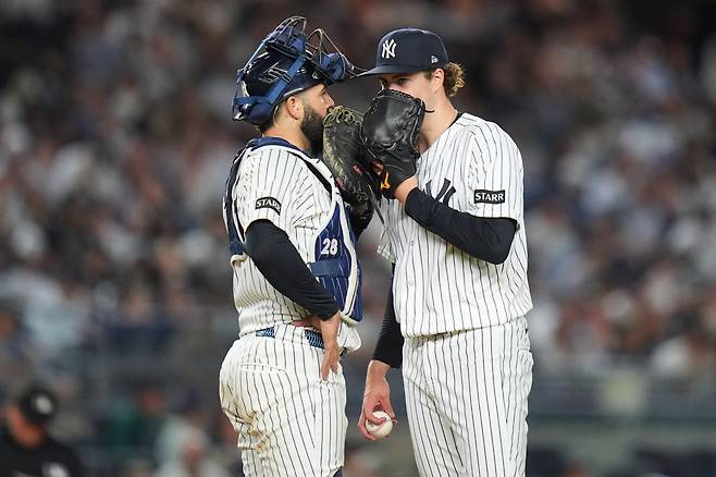 캠 슐리틀러와 포수 오스틴 웰스. AP연합뉴스