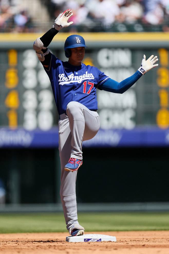 DENVER, CO - APRIL 19: Shohei Ohtani #17 of the Los Angeles Dodgers celebrates towards the dugout after hitting an RBI double in the third inning against the Colorado Rockies at Coors Field on April 19, 2026 in Denver, Colorado.   Justin Edmonds/Getty Images/AFP (Photo by Justin Edmonds / GETTY IMAGES NORTH AMERICA / Getty Images via AFP)







<저작권자(c) 연합뉴스, 무단 전재-재배포, AI 학습 및 활용 금지>