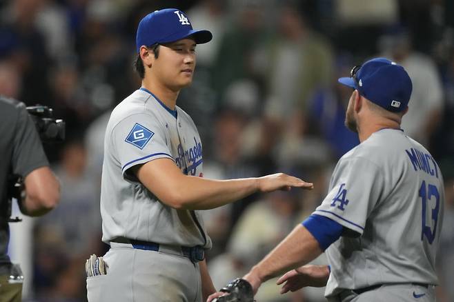 Los Angeles Dodgers' Shohei Ohtani, left, congratulates third baseman Max Muncy, right, after defeating the Colorado Rockies in a baseball game Monday, April 20, 2026, in Denver. (AP Photo/David Zalubowski)







<저작권자(c) 연합뉴스, 무단 전재-재배포, AI 학습 및 활용 금지>