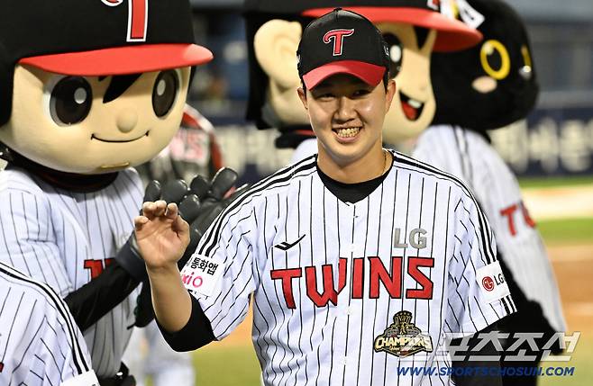 21일 잠실구장에서 열린 LG와 한화의 경기. 10경기 연속 무실점 세이브에 성공한 LG 마무리 유영찬이 미소 짓고 있다. 잠실=박재만 기자 pjm@sportschosun.com