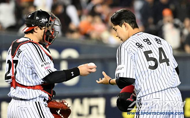 포수 박동원은 마무리 유영찬에게 10경기 연속 무실점 세이브 공을 건넸다.