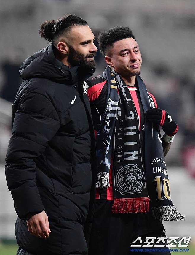 10일 오후 서울월드컵경기장에서 아시아챔피언스리그 엘리트(ACLE) 리그 6차전 FC서울과 멜버른시티FC의 경기가 열렸다. 경기 종료 후 FC서울 제시 린가드 환송행사가 열렸다. 팬들에게 인사 도중 아쉬움에 눈물 흘리는 린가드. 상암=송정헌 기자 songs@sportschosun.com/2025.12.10/