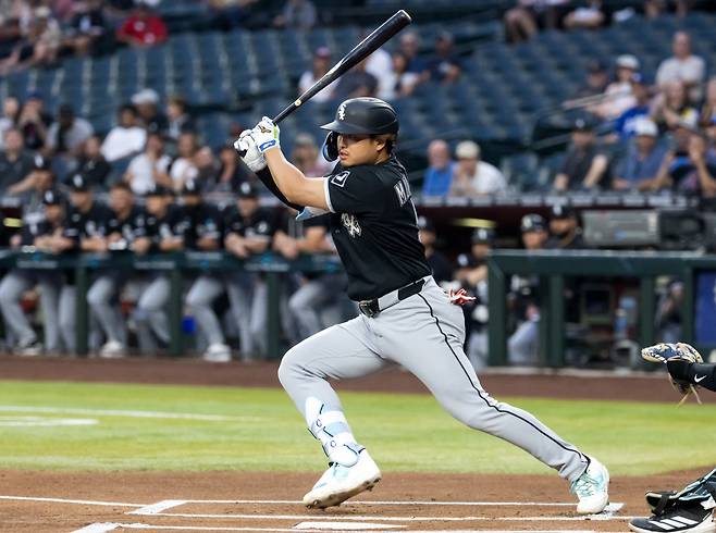 Apr 21, 2026; Phoenix, Arizona, USA; Chicago White Sox first baseman Munetaka Murakami (5) hits a single against the Arizona Diamondbacks in the first inning at Chase Field. Mandatory Credit: Mark J. Rebilas-Imagn Images

<저작권자(c) 연합뉴스, 무단 전재-재배포, AI 학습 및 활용 금지>