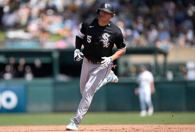 SACRAMENTO, CALIFORNIA - APRIL 19: Munetaka Murakami #5 of the Chicago White Sox trots around the bases after hitting a two-run home run against the Athletics in the top of the fifth inning at Sutter Health Park on April 19, 2026 in Sacramento, California.   Thearon W. Henderson/Getty Images/AFP (Photo by Thearon W. Henderson / GETTY IMAGES NORTH AMERICA / Getty Images via AFP)

<저작권자(c) 연합뉴스, 무단 전재-재배포, AI 학습 및 활용 금지>