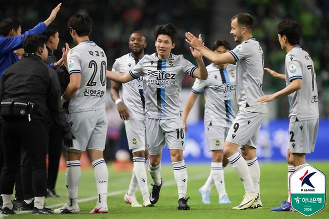 이동률(가운데)을 축하해주고 있는 인천 선수들.  사진제공=프로축구연맹