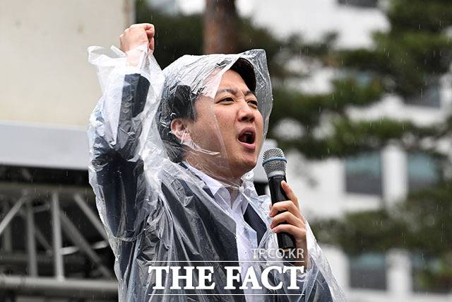 이준석 개혁신당 대표가 6·3 지방선거를 앞두고 국민의힘과의 연대 가능성에 선을 긋고 '전국 완주' 전략을 본격화하면서, 개혁신당이 이번 지방선거에서 선거 판세를 바꿀 변수로 작용할 수 있을지 관심이 쏠리고 있다. 사진은 이준석 개혁신당 대표가 지난 20일 오후 서울 여의도 국회의사당 앞 도로에서 열린 ‘시설거주장애인 권리선포대회’에 참석해 발언을 하고 있다. /서예원 기자