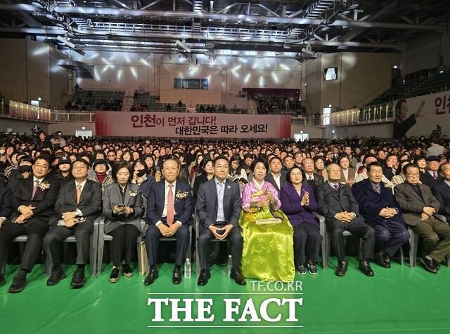 유정복 인천시장이 4일 선학체육관에서 저서 'I·MAGAZINE' 출판기념회를 개최했다. /김재경 기자