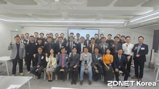 국방혁신기술보안협회가 주관해 21일 열린 'AI·사이버 융합 최고위과정' 참석자들이 파이팅을 외치고 있다.