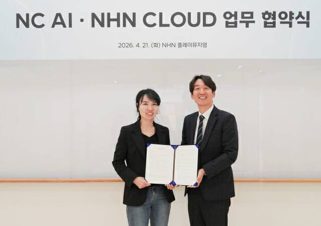 NC AI가 21일 NHN 클라우드와 AI 솔루션 및 클라우드 인프라 기반의 공동 사업 추진을 위한 전략적 업무협약을 체결했다. 사진은 왼쪽부터 NC AI 이연수 대표, NHN클라우드 김동훈 대표. (사진= NC AI)