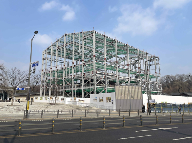 창덕궁 돈화문 수리 현장 가설덧집 설치 현황.