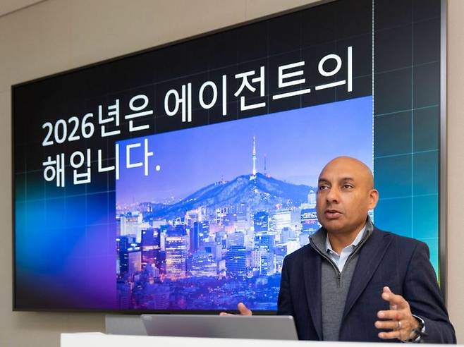 라훌 파탁 AWS 데이터 및 AI GTM 부문 부사장이 22일 오전 서울 강남구 AWS 코리아 사옥에서 진행된 기자간담회에서 발언하고 있다. AWS